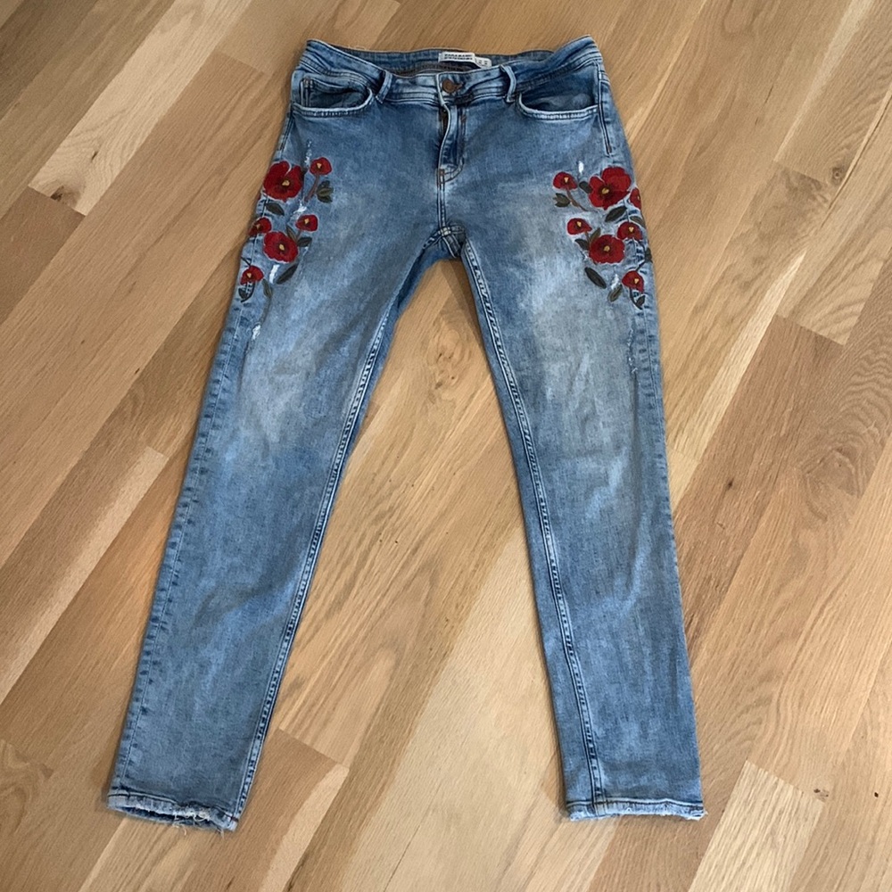 Great condition Zara skinny jeans with fun red floral pattern, size 06